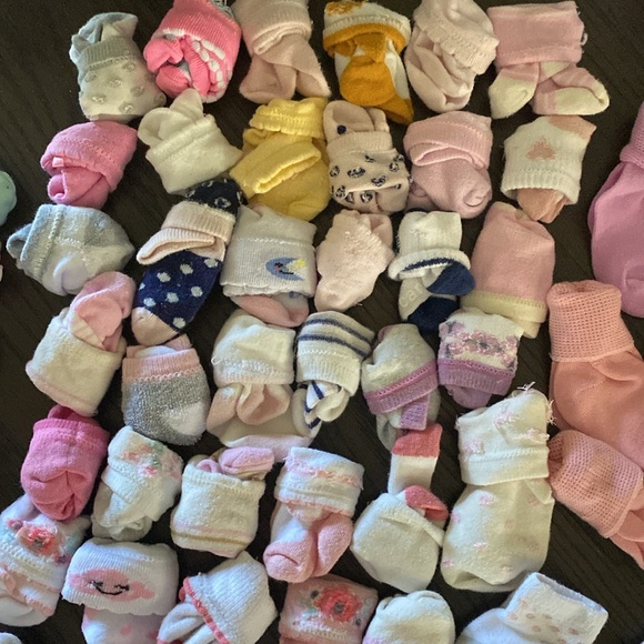 Bundle of baby socks and mittens - Picture 2 of 4